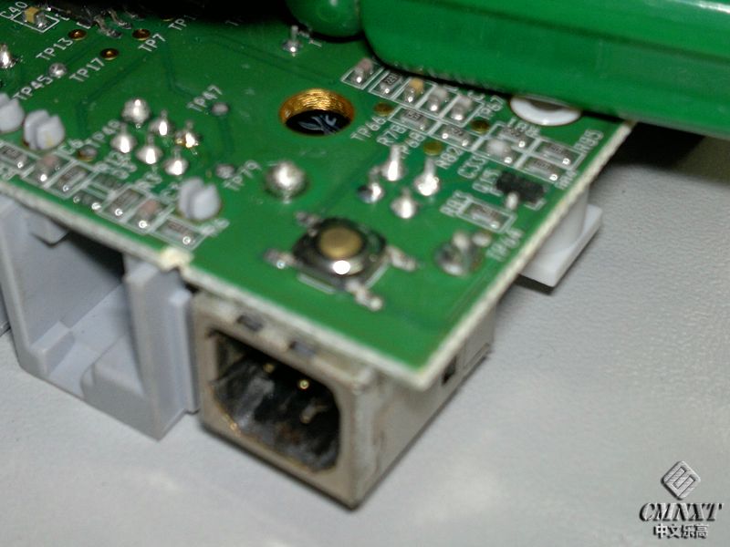 用电烙铁松开引脚