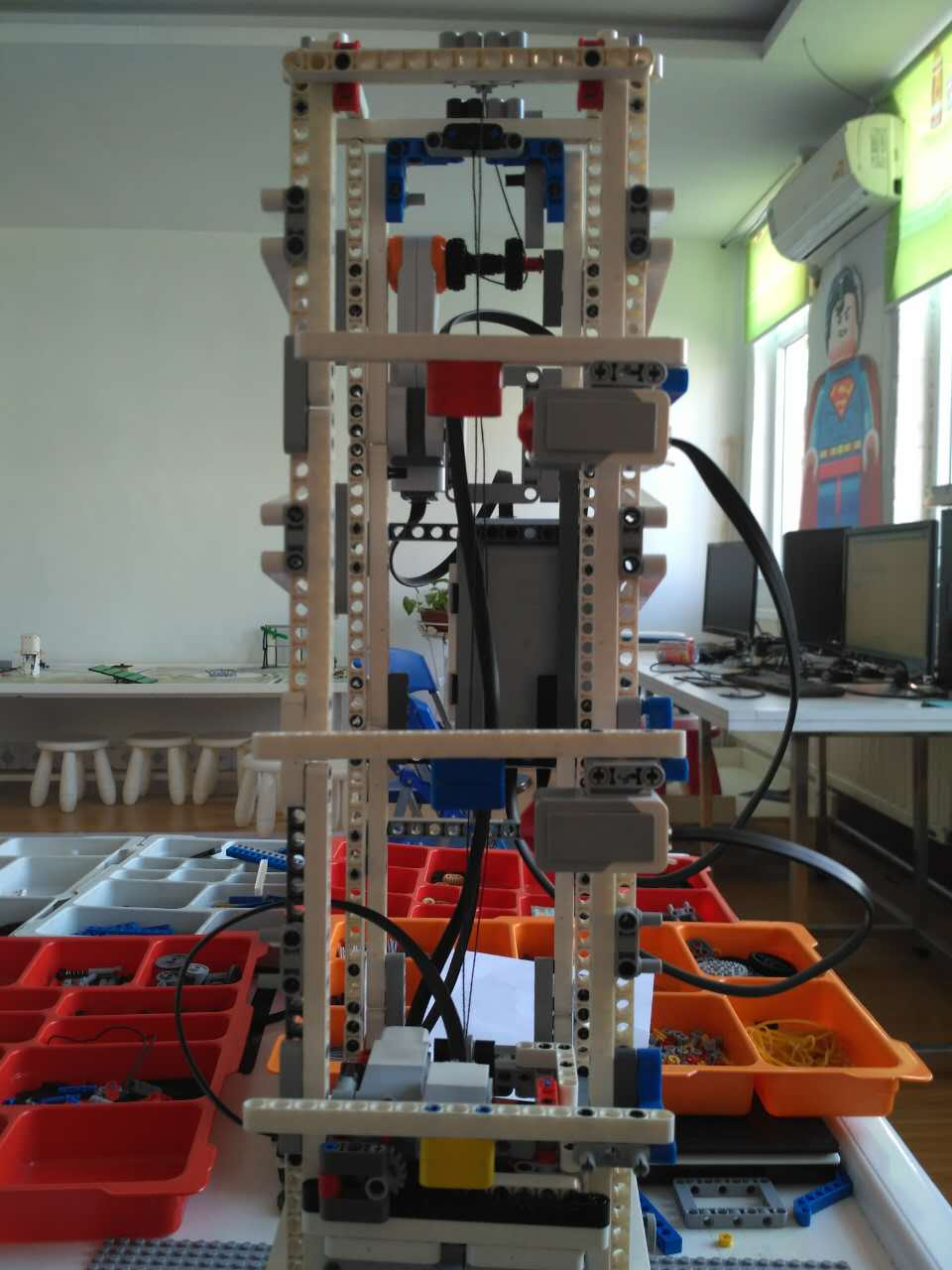 颜色块标识不同楼层，触碰确定叫梯