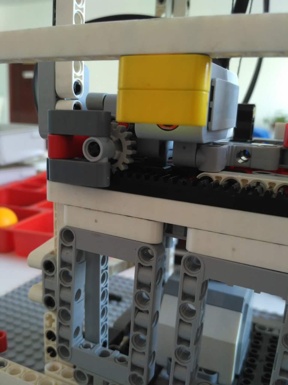 用齿条结构平移开门