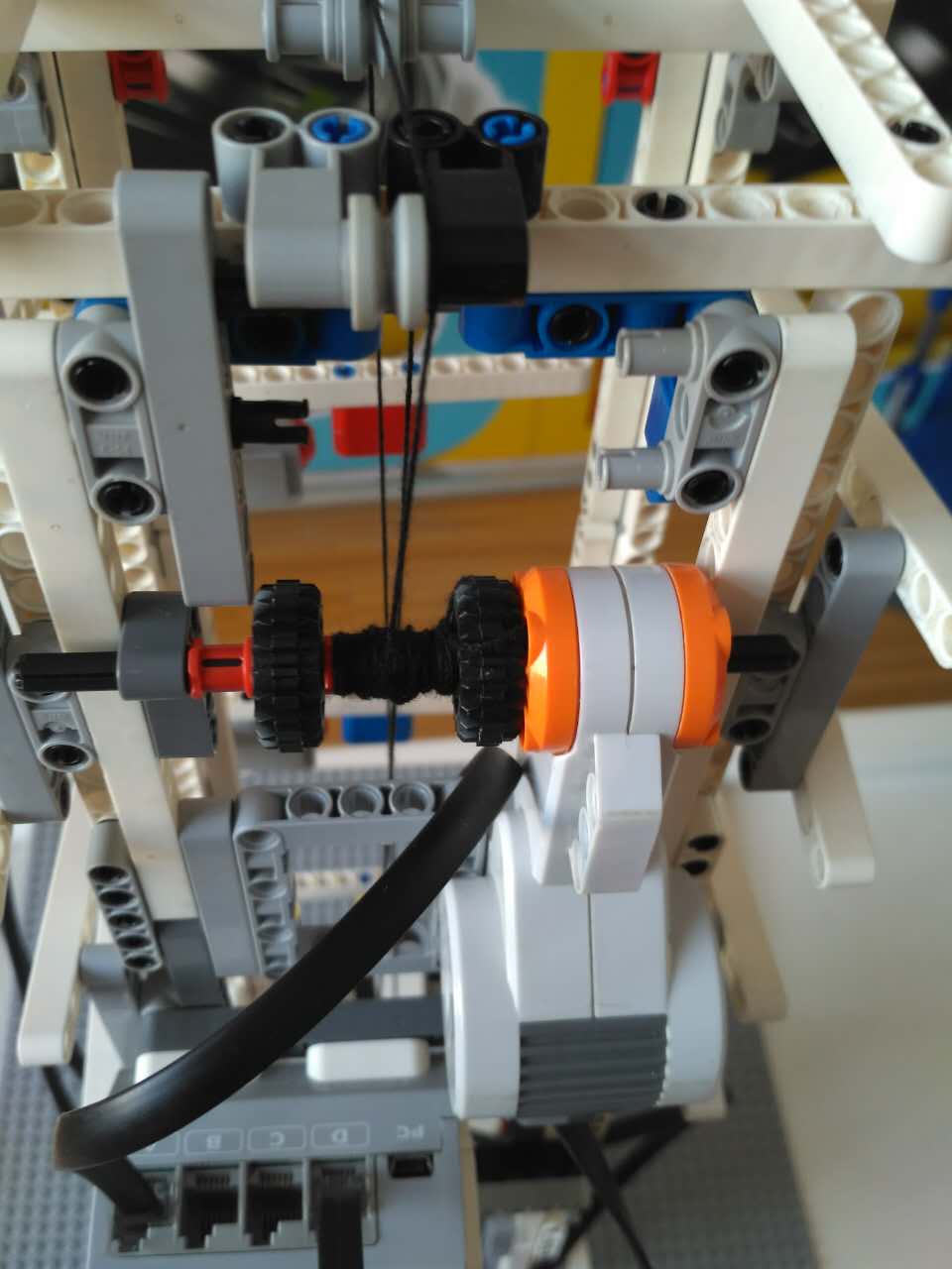 电梯升降采用大型电机提供动力