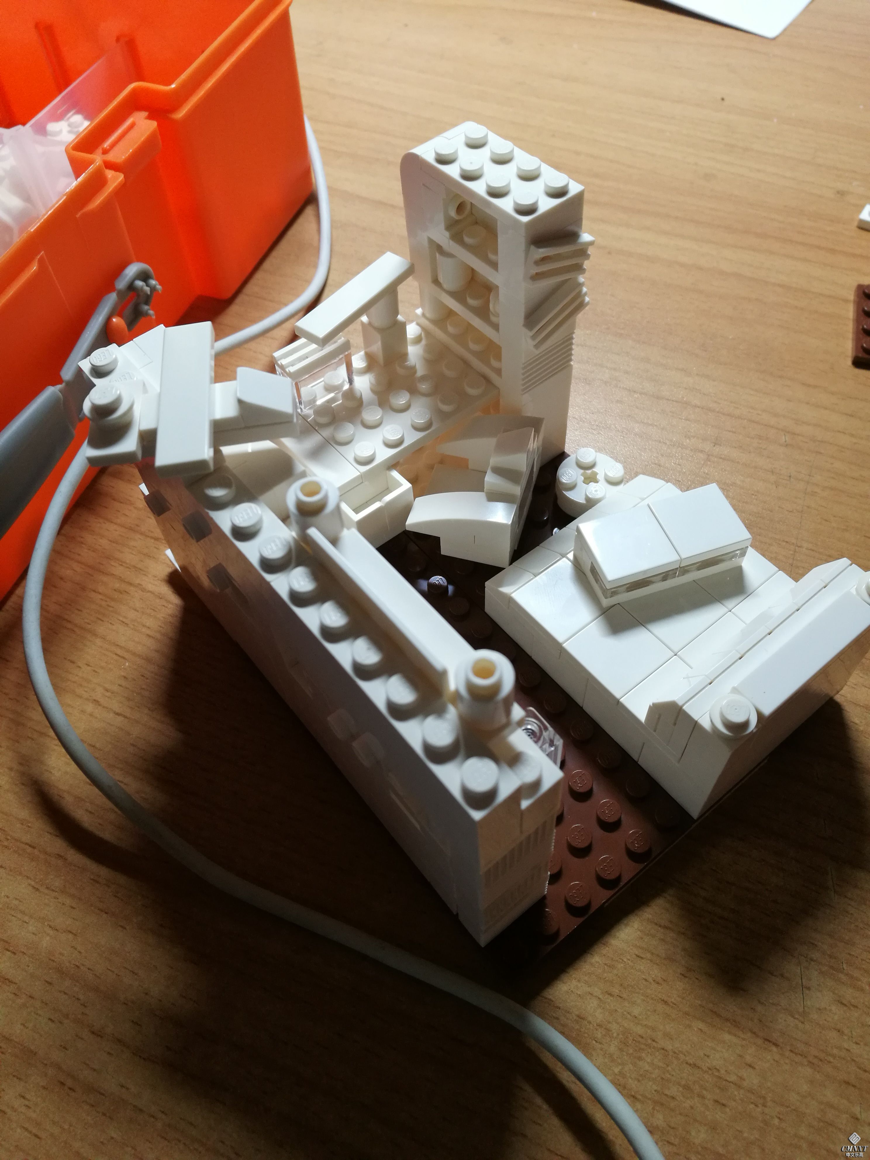 换个角度看看，我觉得柜子上的航模做的挺好