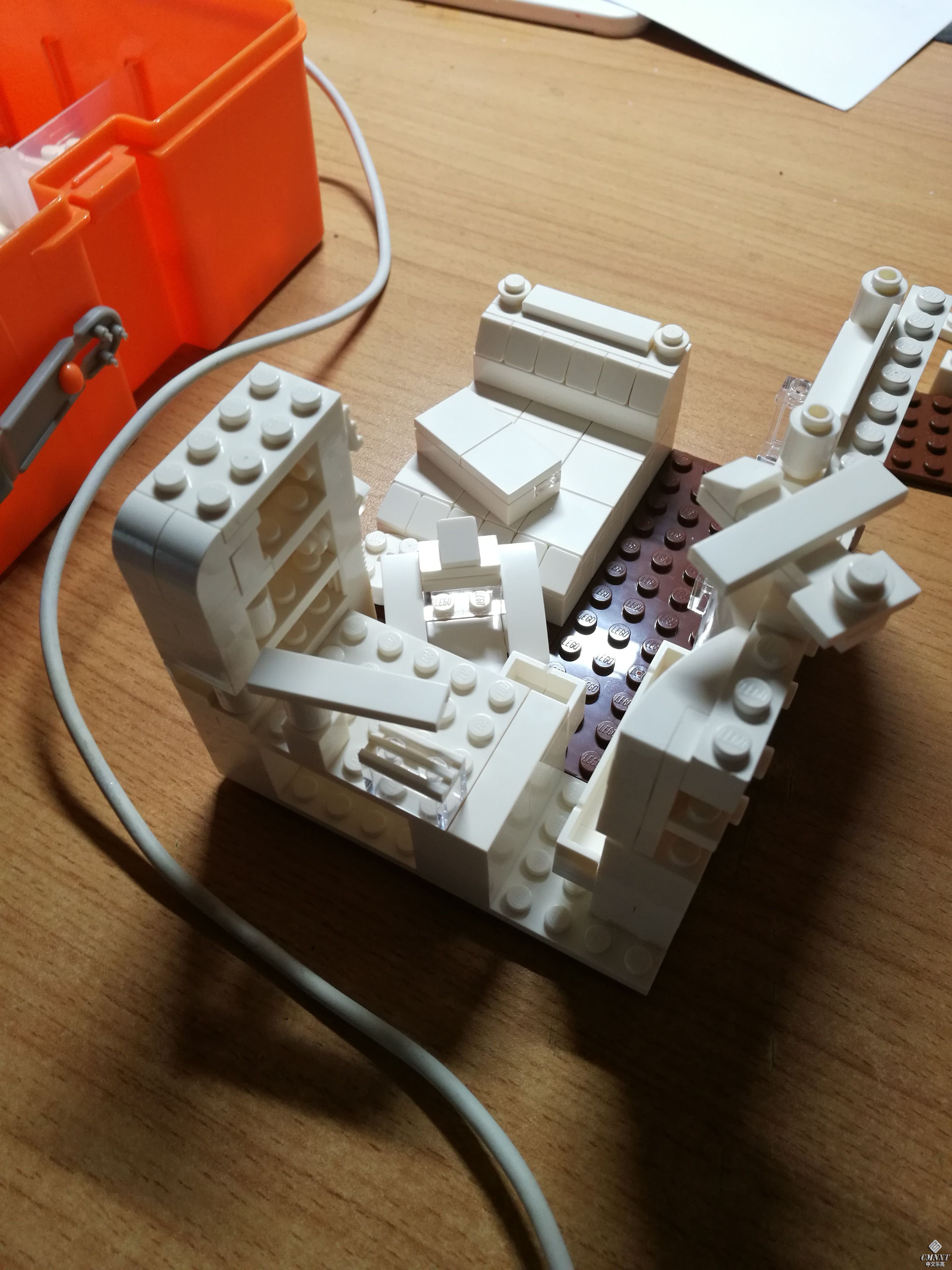 书桌特写，一个小小的鱼缸真的是赏心悦目