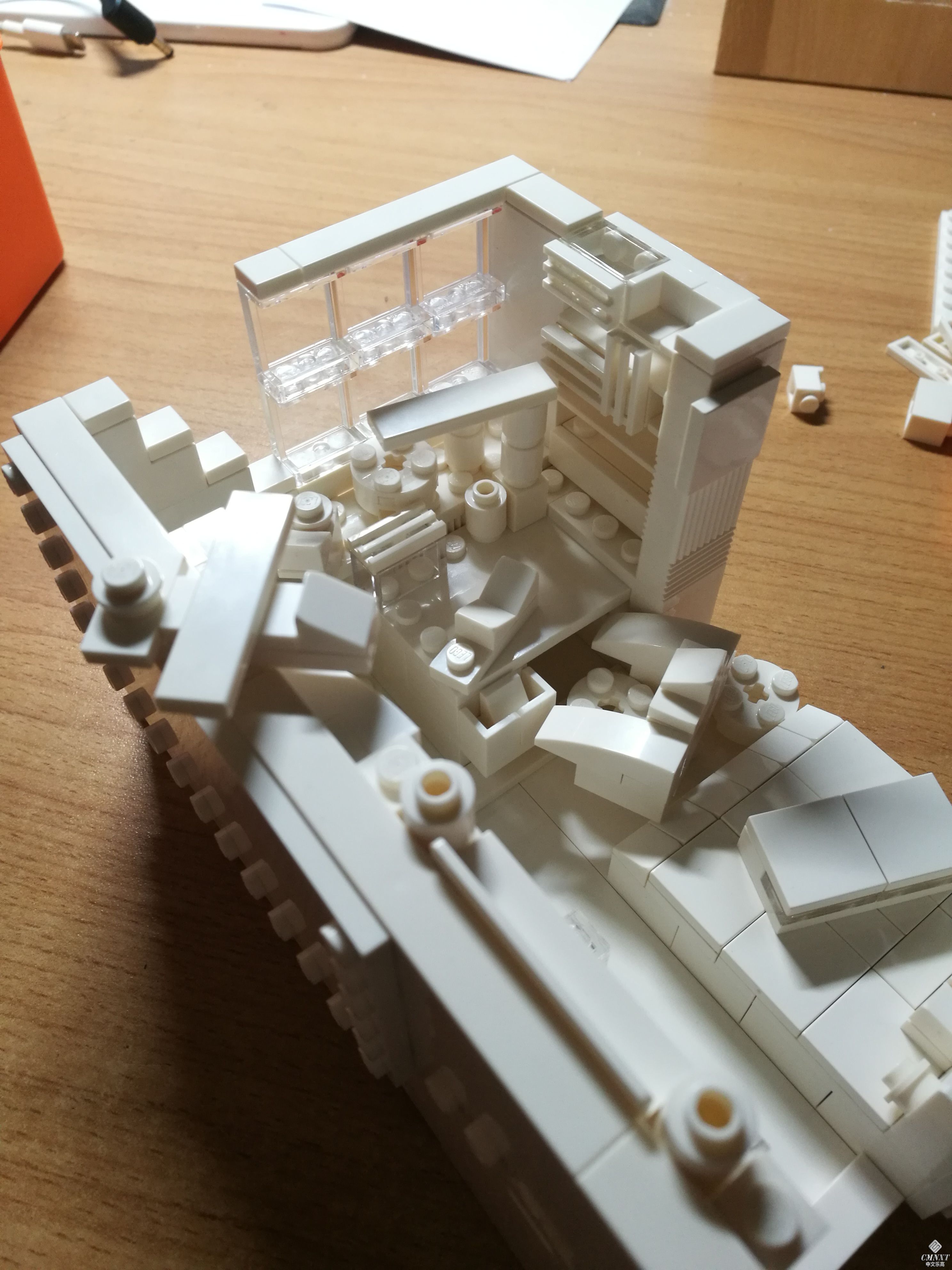 书桌特写，我特别喜欢那个台灯和椅子