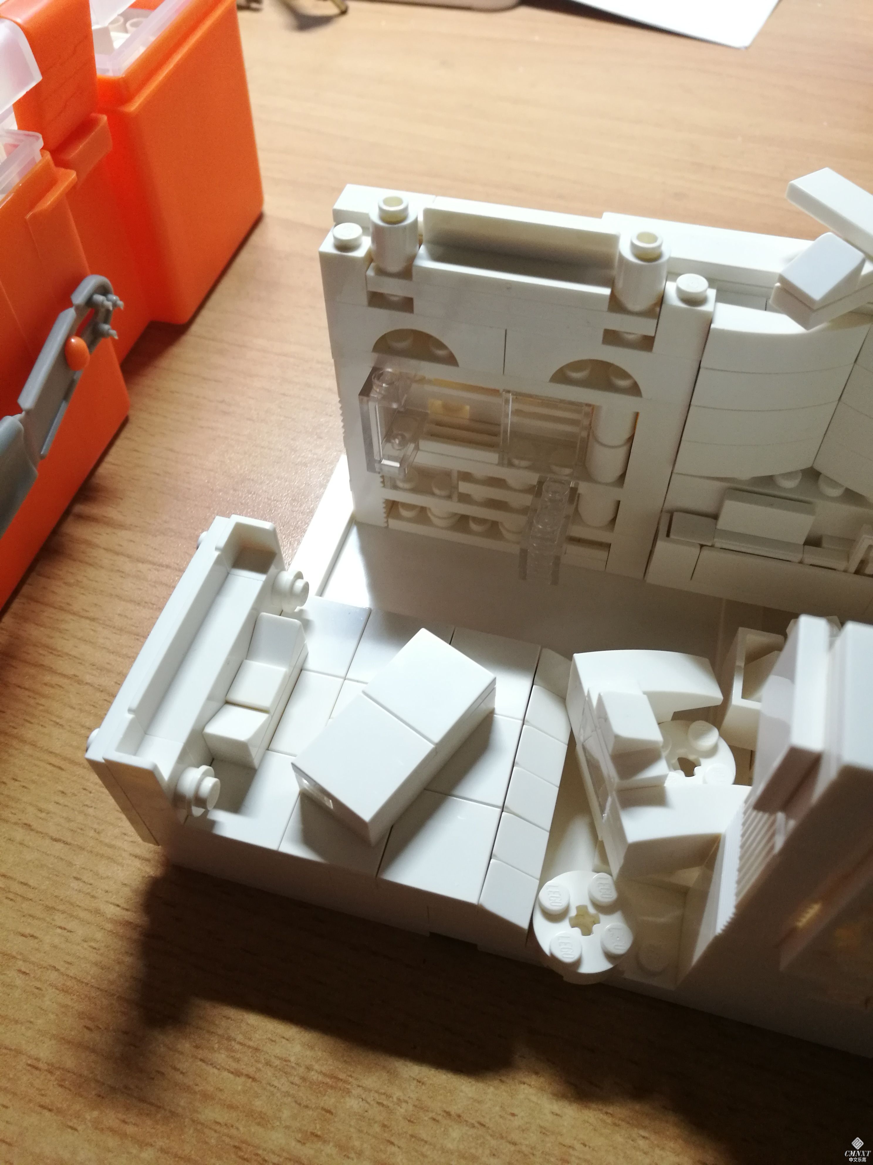 床和书柜特写，光做出一个好看的床就用去六十多个零件